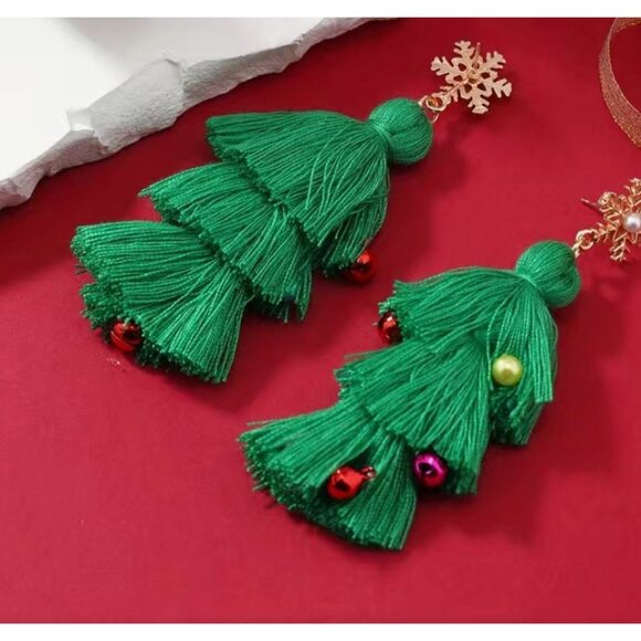 CHRISTMAS Tree Fringe Tassle Green Earrings NEW - Picture 3 of 3
